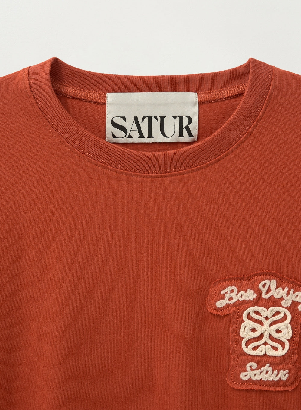 [satur] (W) Bon Voyage Raw-Cut Applique T-Shirt - Brick Orange