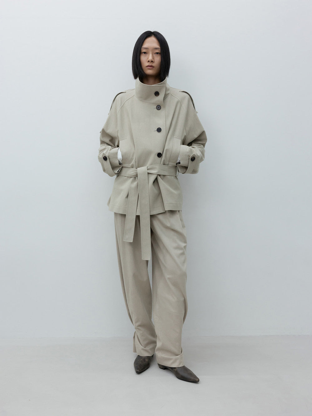 Low Classic Low-Waisted Washed Cotton Half Jacket Beige