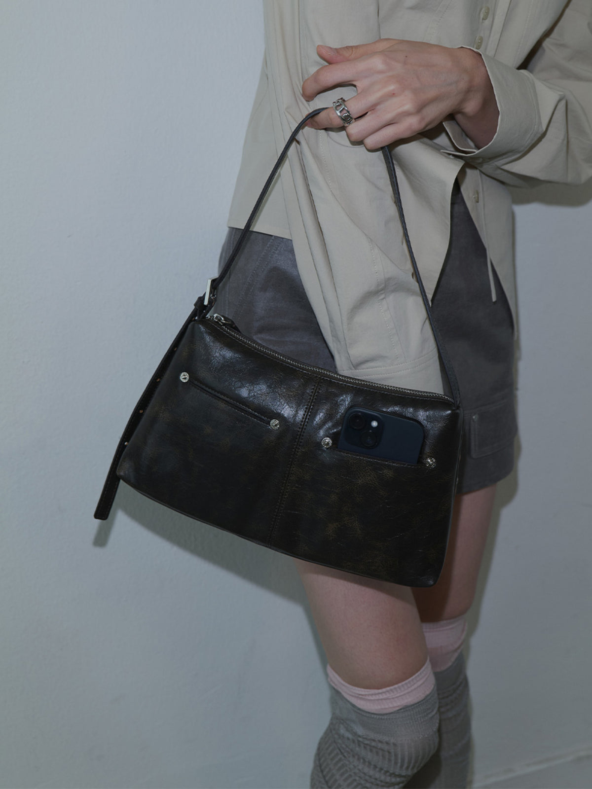Raive Kai Shoulder in Cigarette