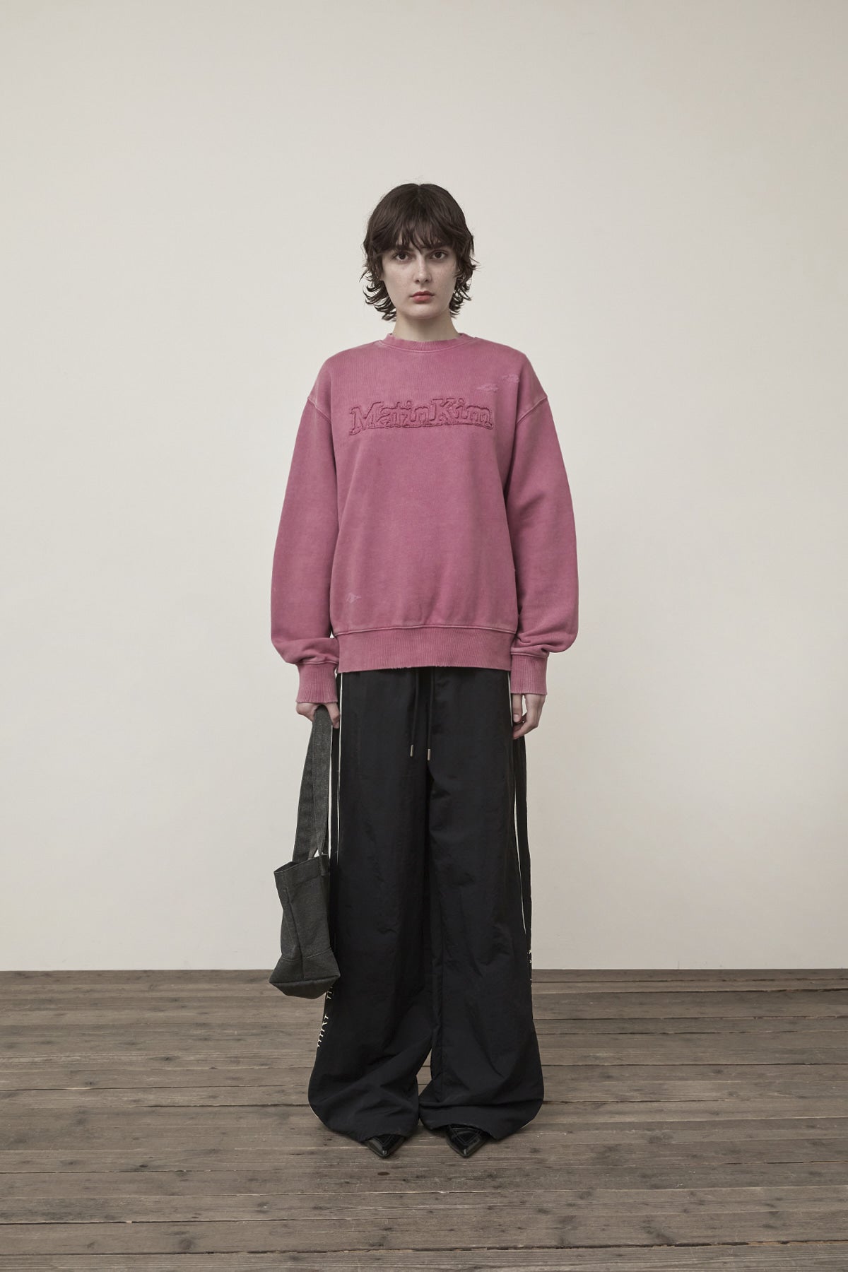 [matinkim] VINTAGE COLOR DYING LOGO SWEATSHIRT IN PINK