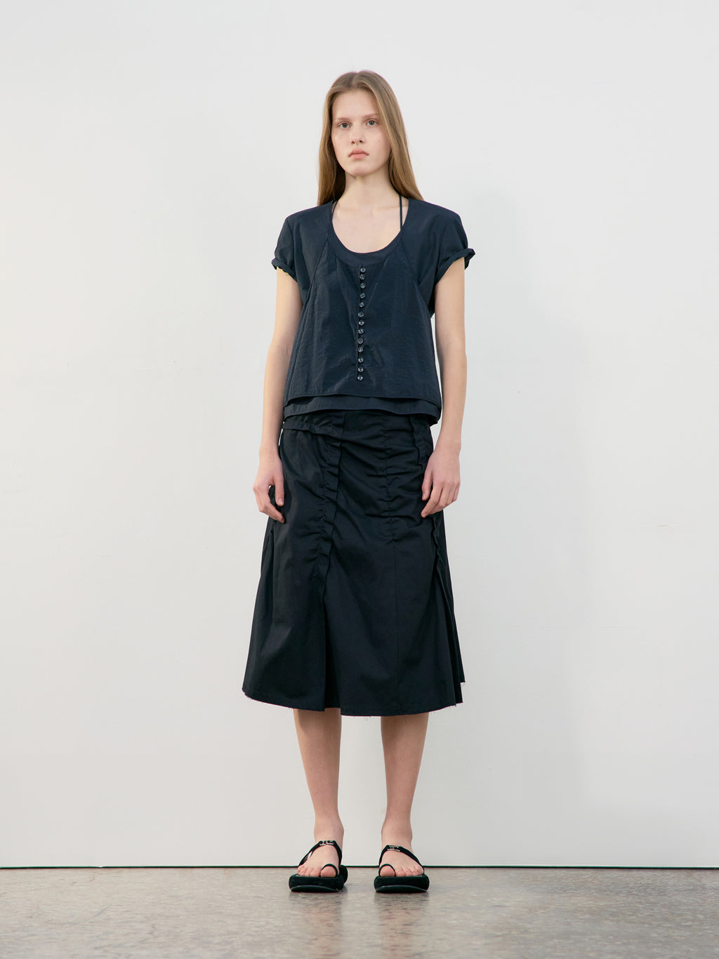 [low_classic] U-Neck Logo Blouse
Black
