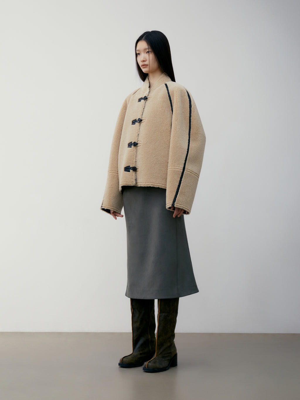 [low_classic] SHORT SHEARLING REVERSIBLE COAT
BEIGE