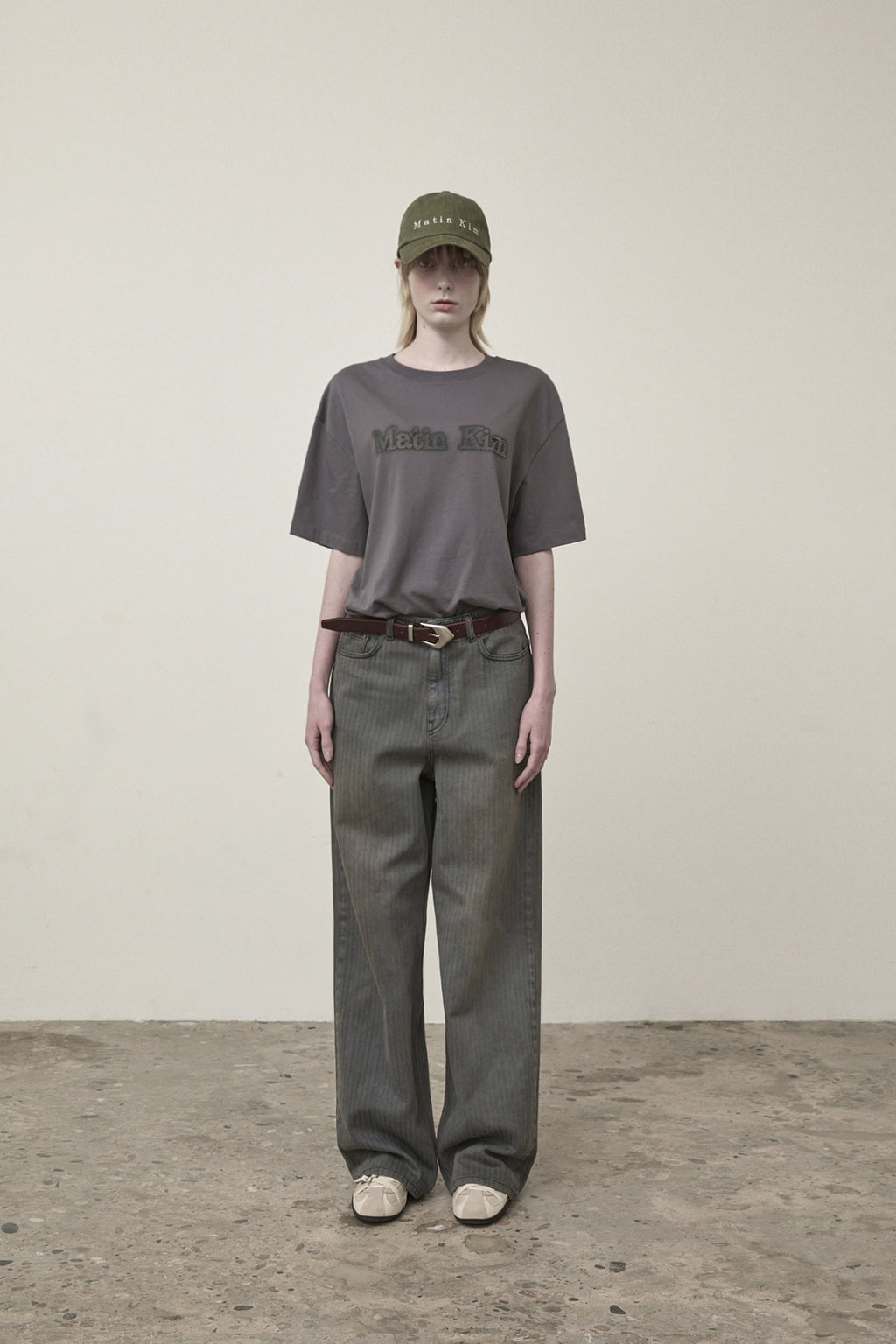 [matinkim] VINTAGE LOGO GRAPHIC TOP IN CHARCOAL