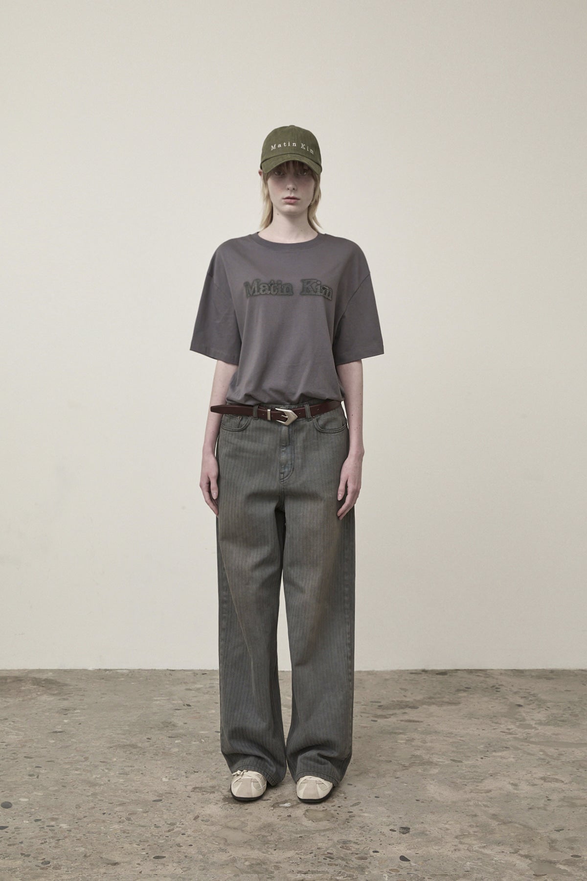 [matinkim] VINTAGE LOGO GRAPHIC TOP IN CHARCOAL