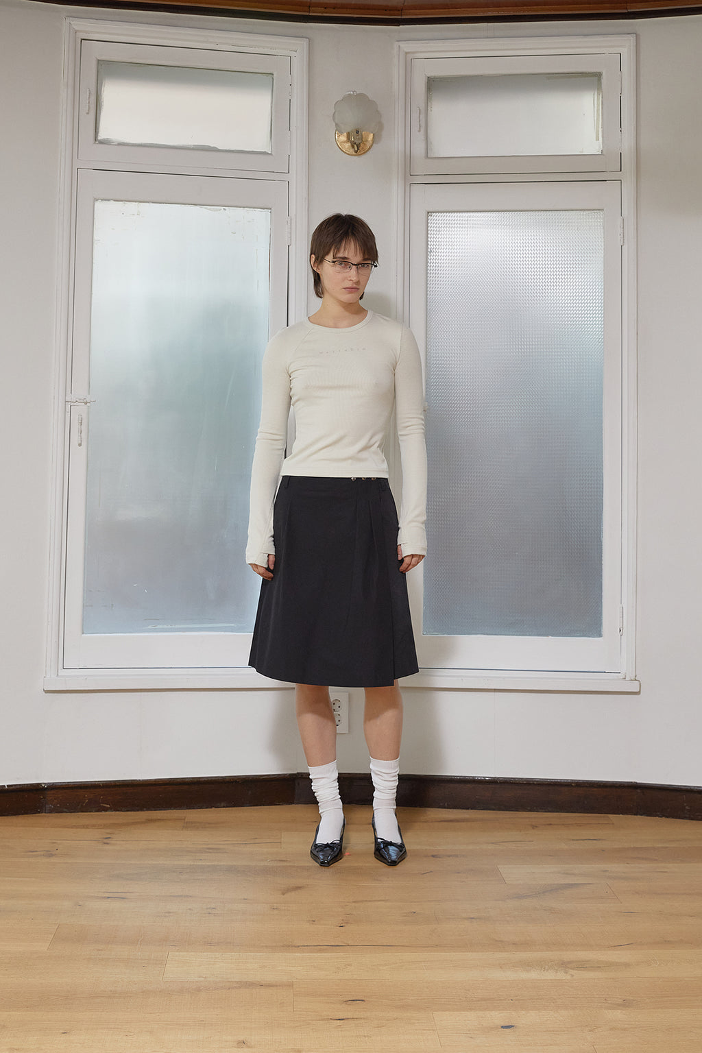 [matinkim] FINGER HOLE LOGO PRINTING TOP IN LIGHT BEIGE