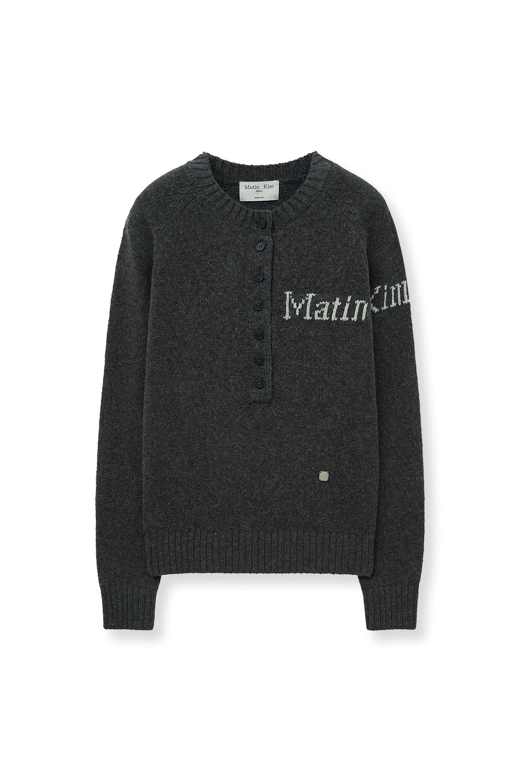 [matinkim] BUTTON POINT HENLY NECK LOGO KNIT TOP IN CHARCOAL