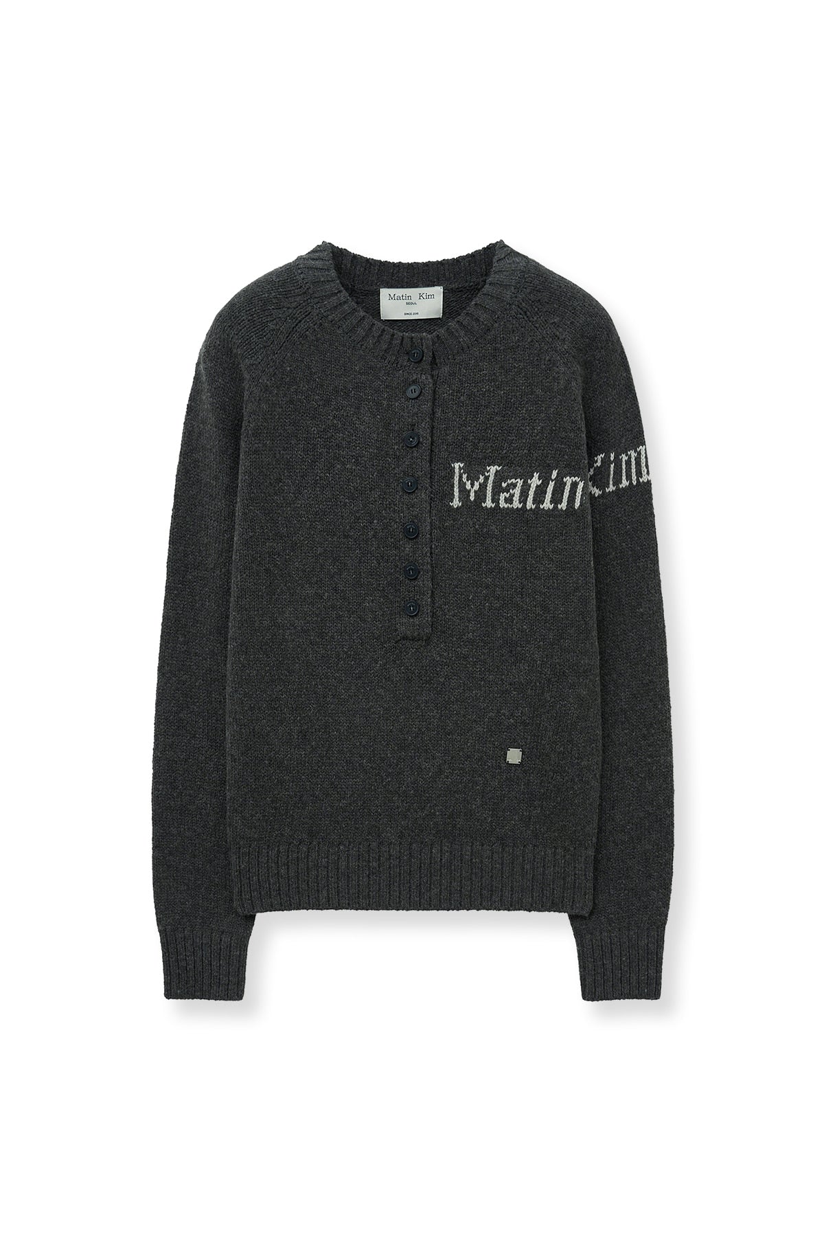 [matinkim] BUTTON POINT HENLY NECK LOGO KNIT TOP IN CHARCOAL