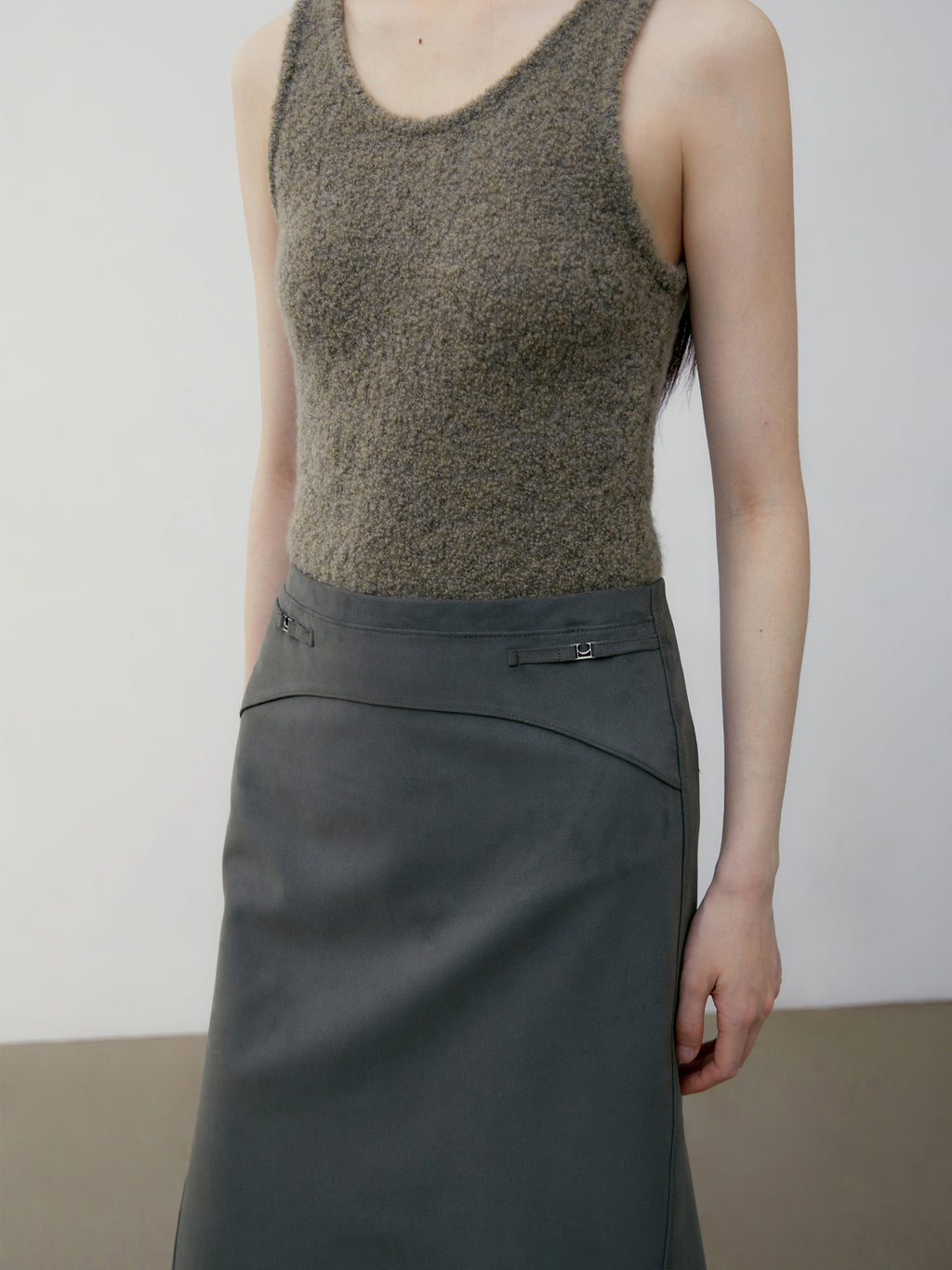 [low_classic] SUEDE MERMAID SKIRT
KHAKI