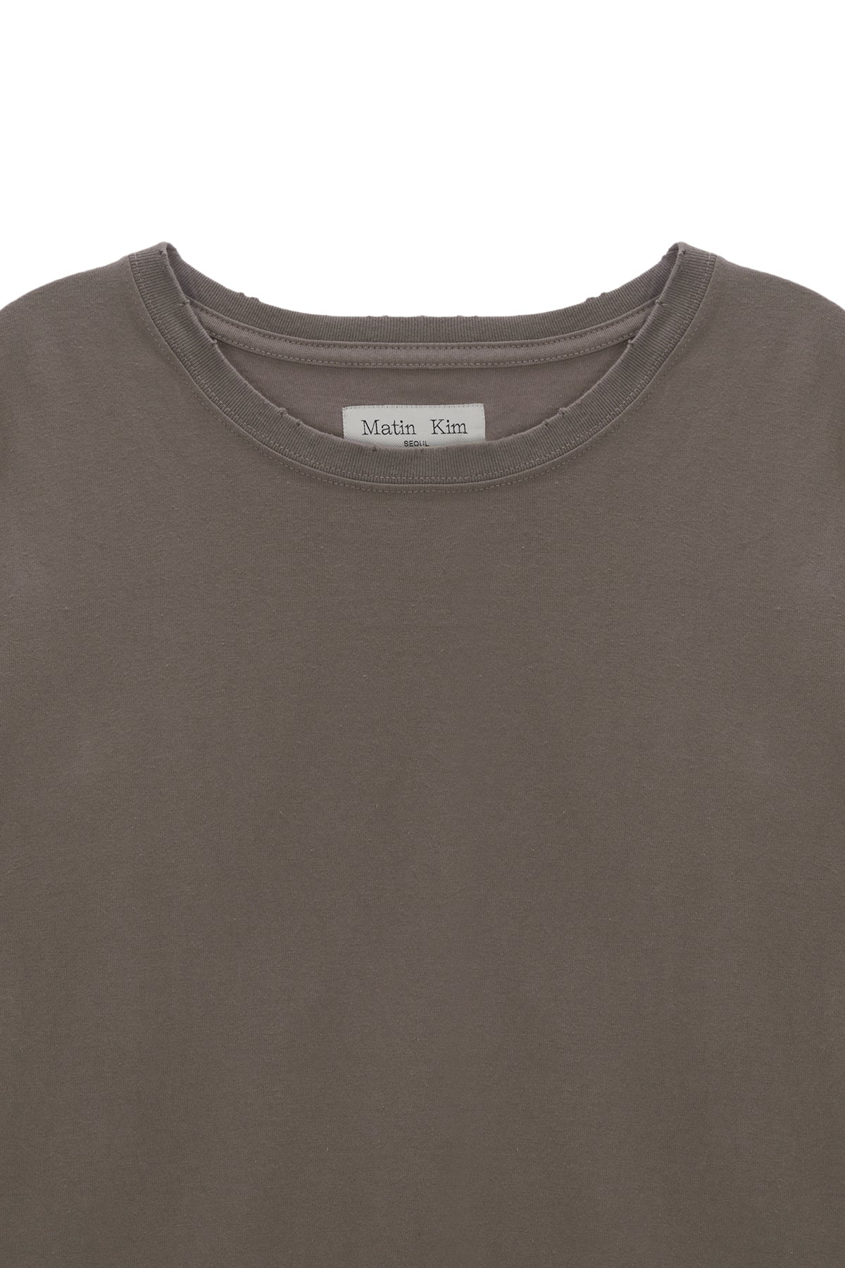 [matinkim] VINTAGE DETAIL BACK LOGO TOP FOR MEN IN BEIGE