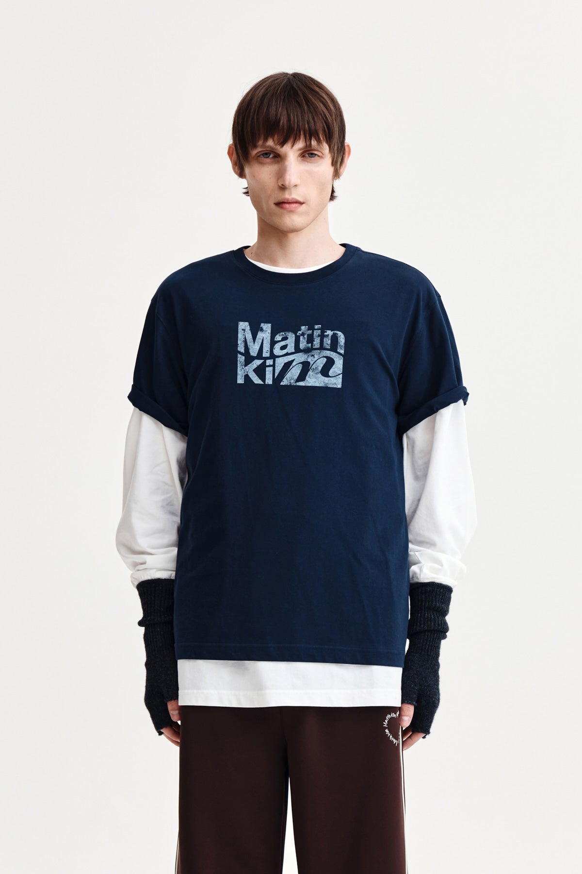 [matinkim] WAVY LOGO GRAPHIC TOP FOR MEN IN NAVY
