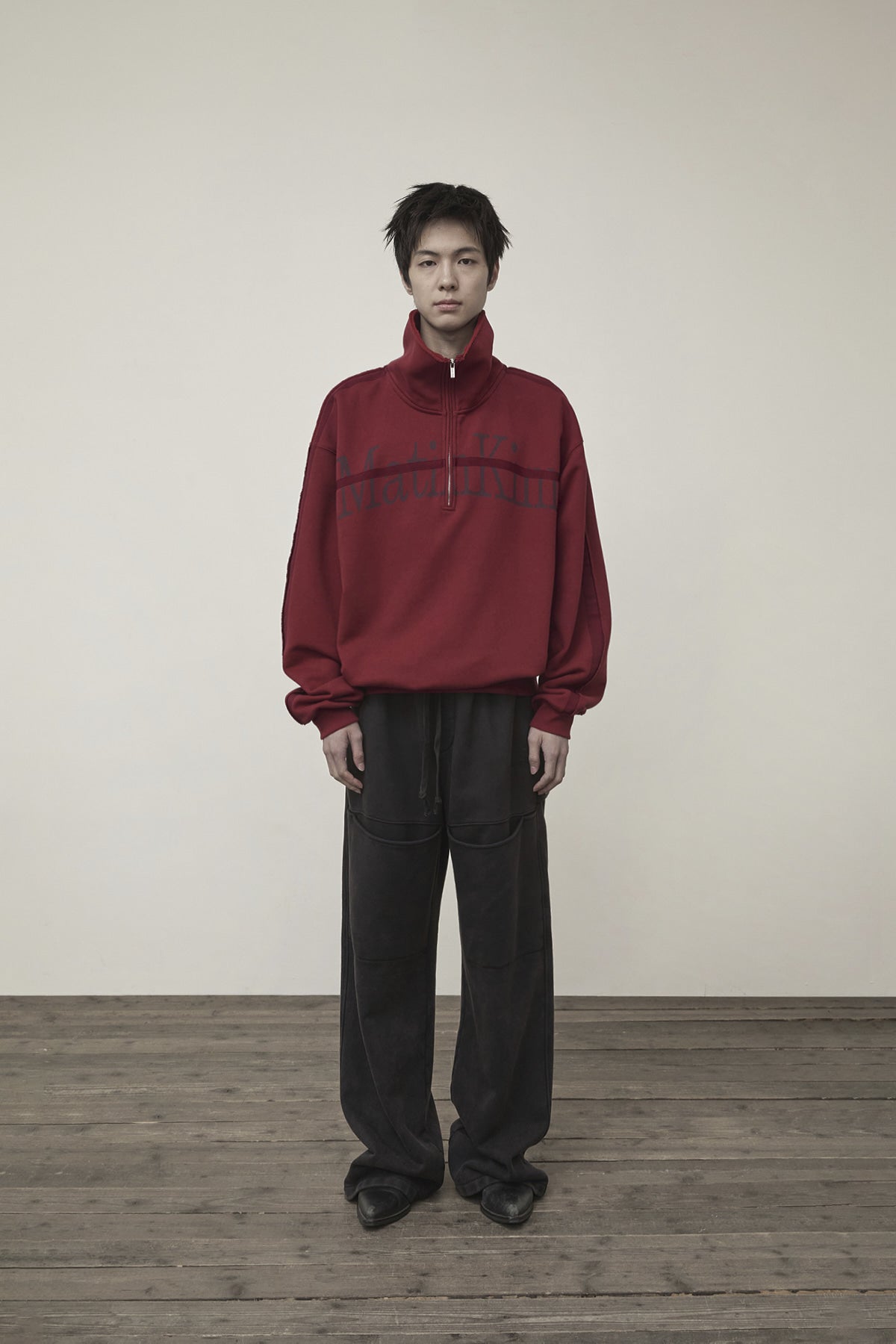[matinkim] CUT OUT HALF ZIP SWEATSHIRT FOR MEN IN BURGUNDY