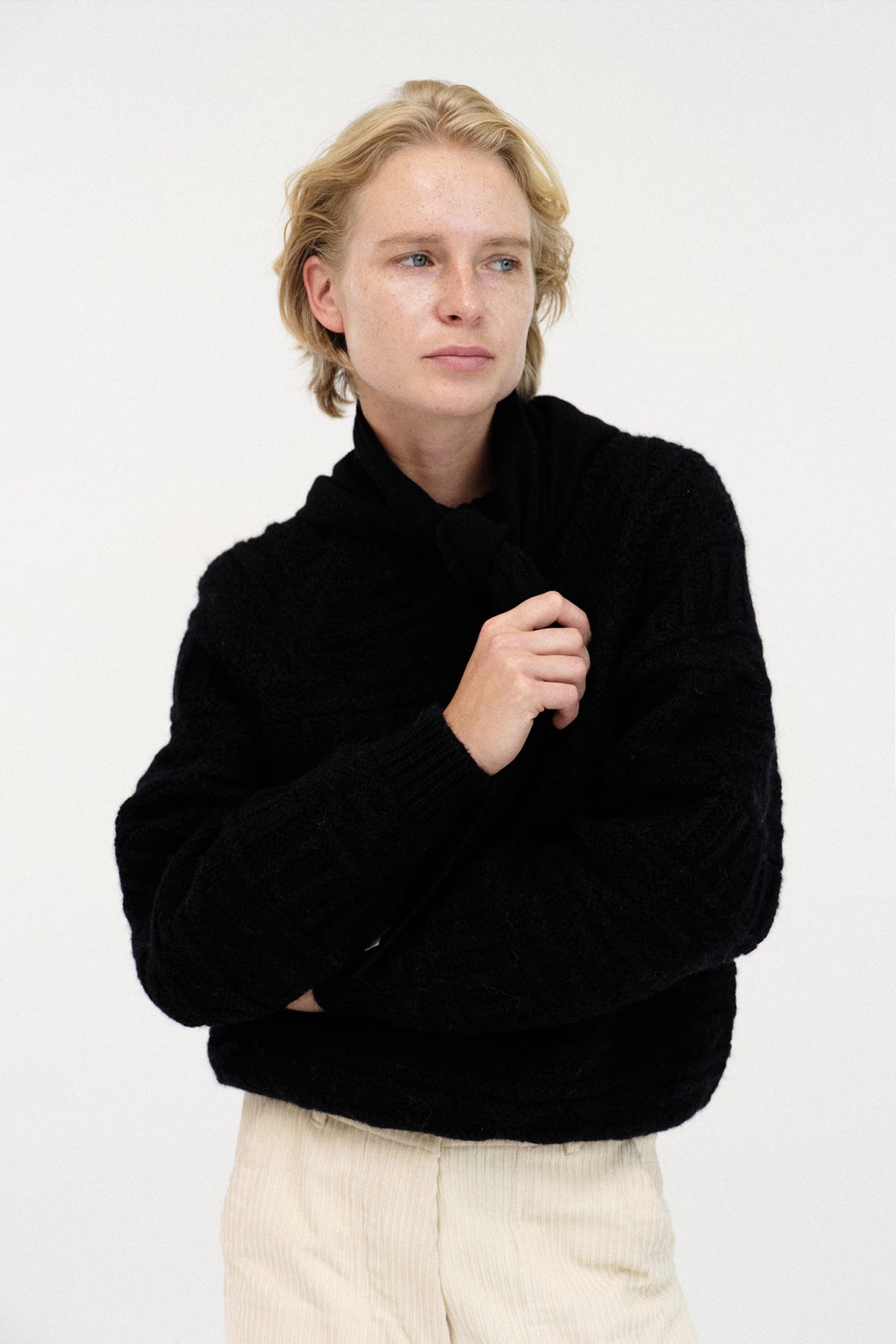 Nothing Written Triangle cashmere muffler (Black)