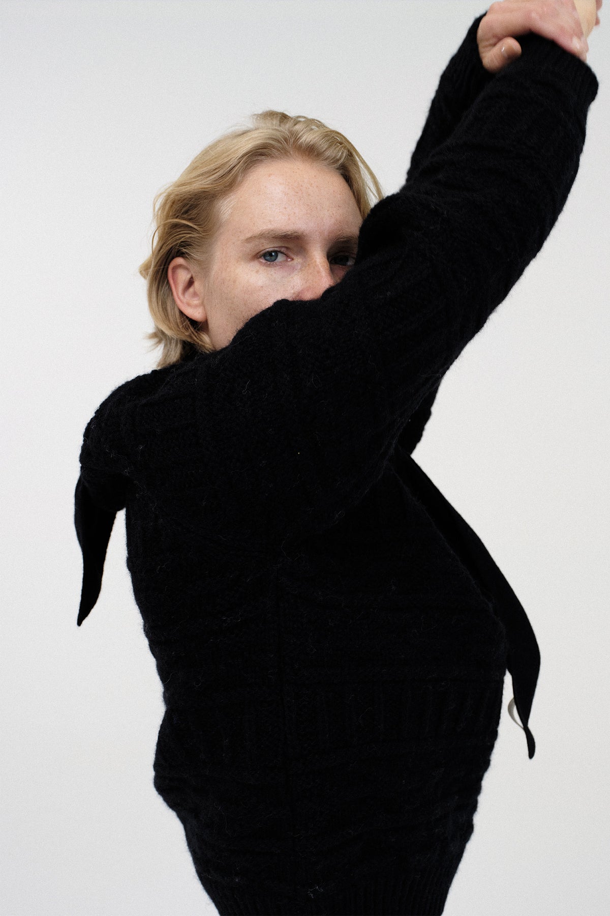 Nothing Written Triangle cashmere muffler (Black)