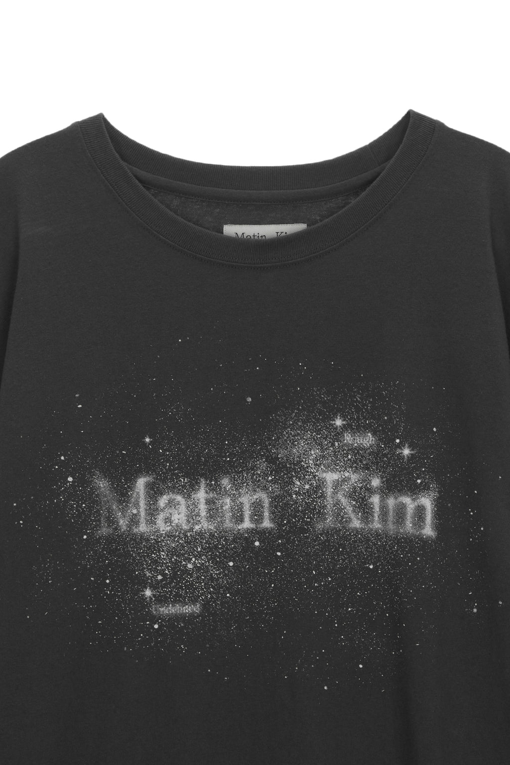 [matinkim] TWINKLE GRAPHIC LOGO TOP FOR MEN IN CHARCOAL