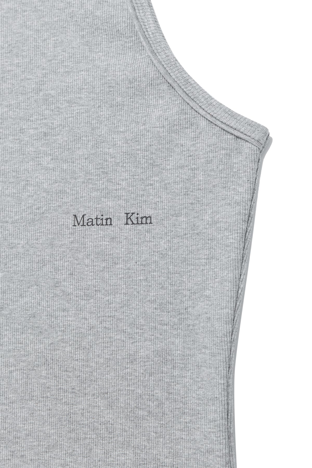 [matinkim] SMALL LOGO PINTUCK SLEEVELESS TOP FOR MEN IN GREY