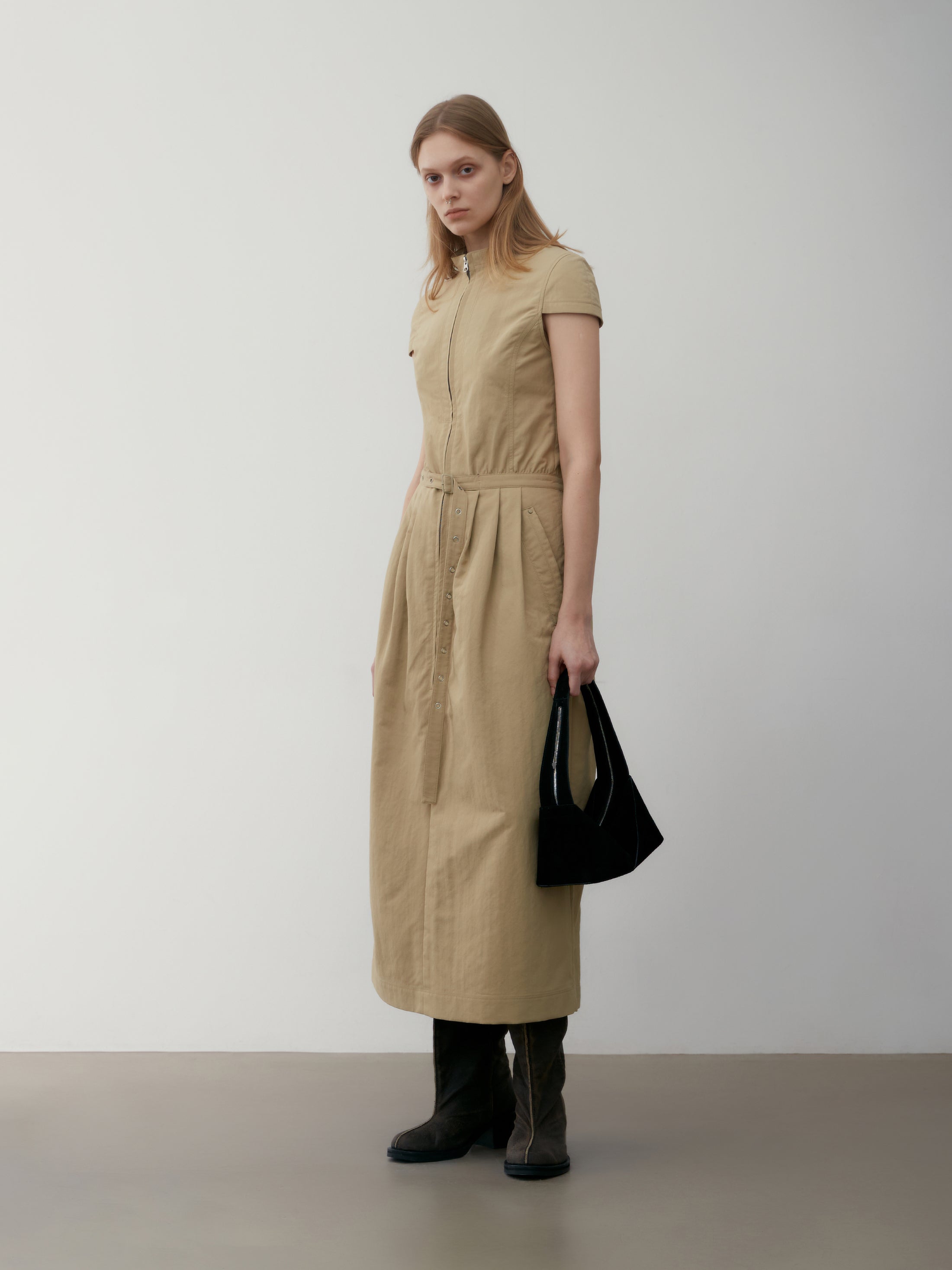 [low_classic] RECYCLED NYLON HIGH NECK DRESS
BEIGE