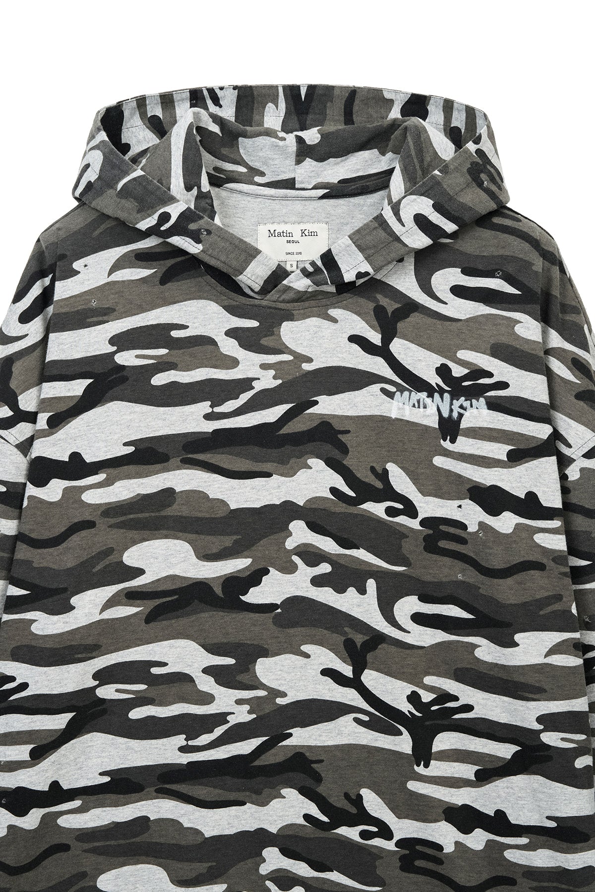 [matinkim] TYPO ARTWORK CAMOUFLAGE HOODY IN KHAKI