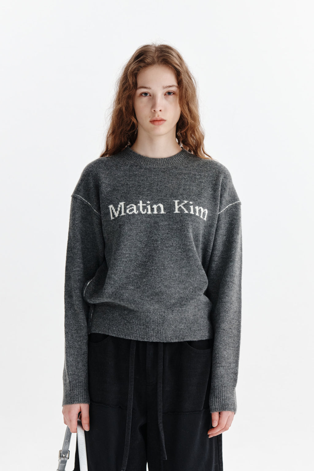 [matinkim] COLOR LINE POINT LOGO KNIT PULLOVER IN GREY