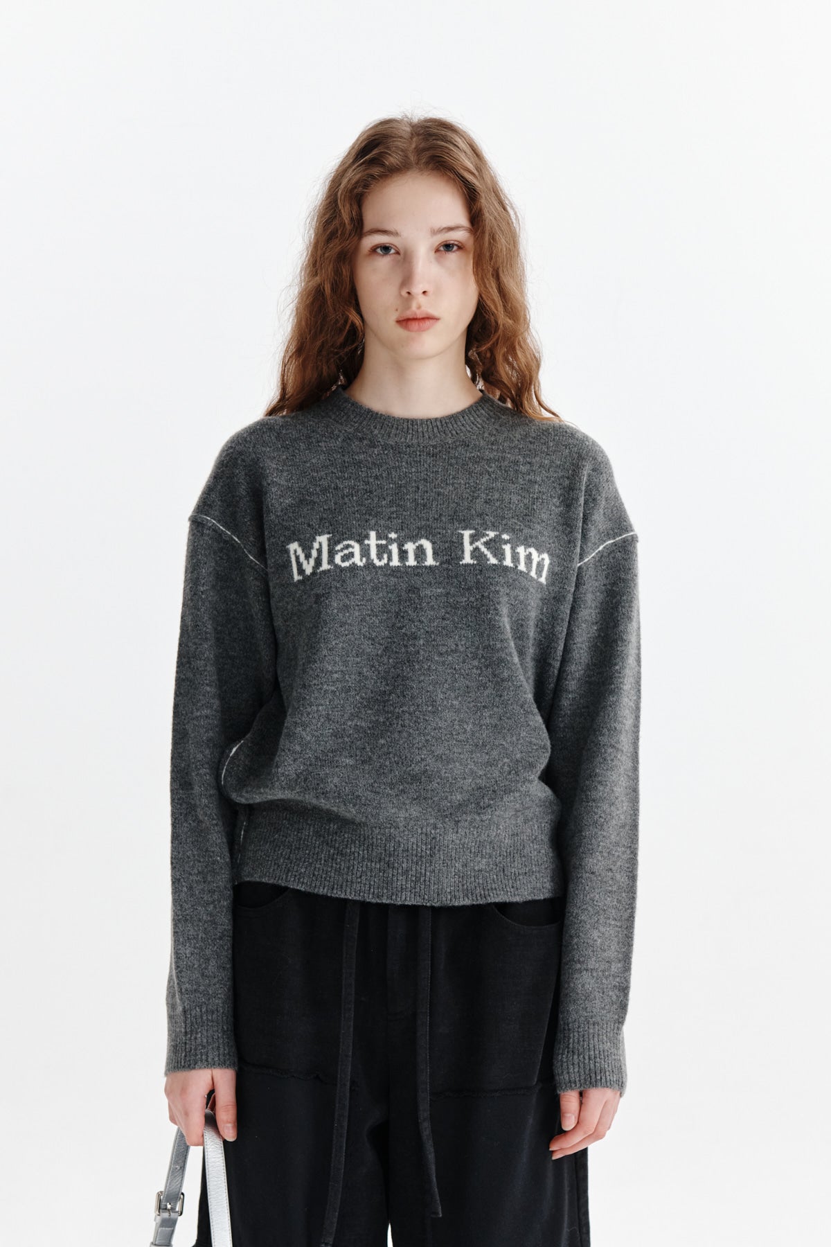 [matinkim] COLOR LINE POINT LOGO KNIT PULLOVER IN GREY