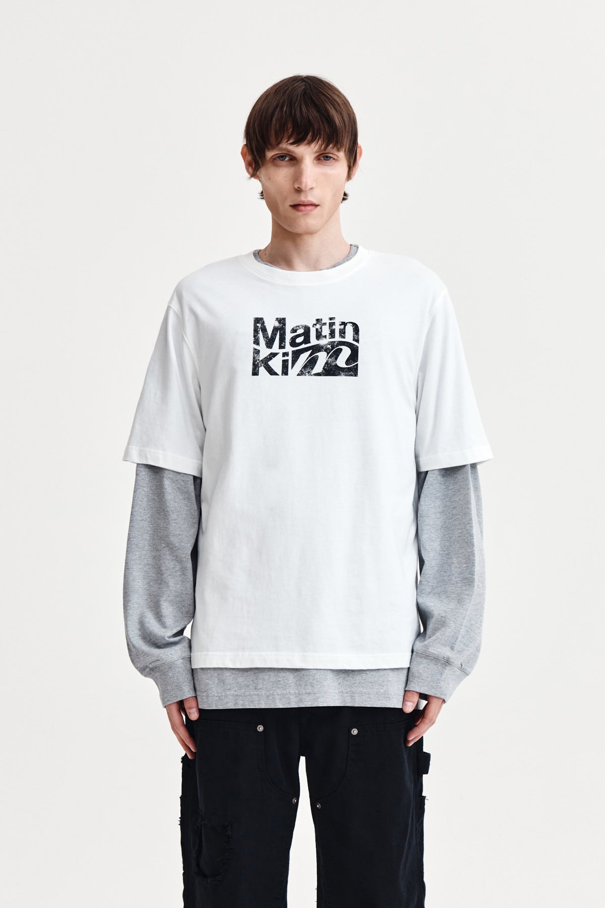 [matinkim] WAVY LOGO GRAPHIC TOP FOR MEN IN WHITE