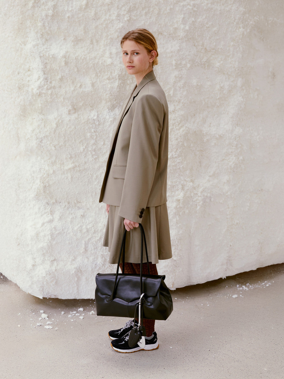 low_classic Haricot Mini Flap Bag
Black - View 3