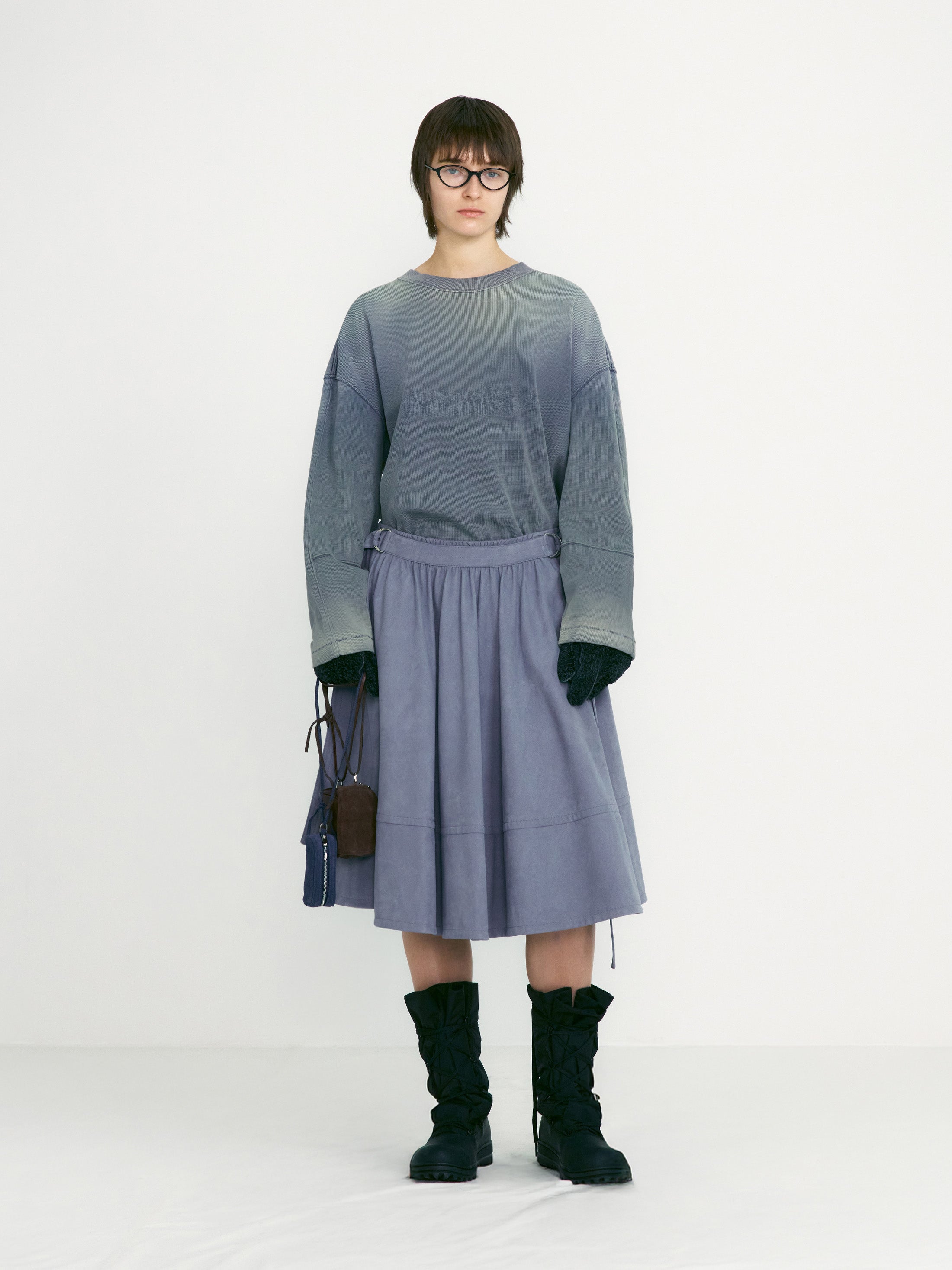 [low_classic] Suede Belted Skirt
Greyish Blue