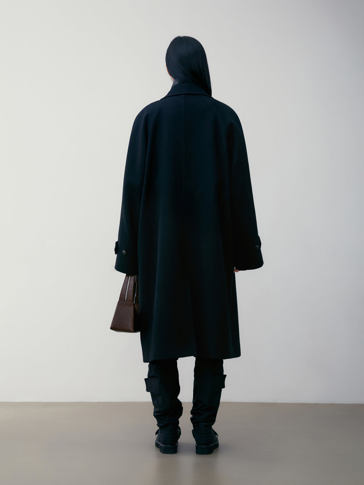 Low Classic Wool Raglan Sleeve Coat Black