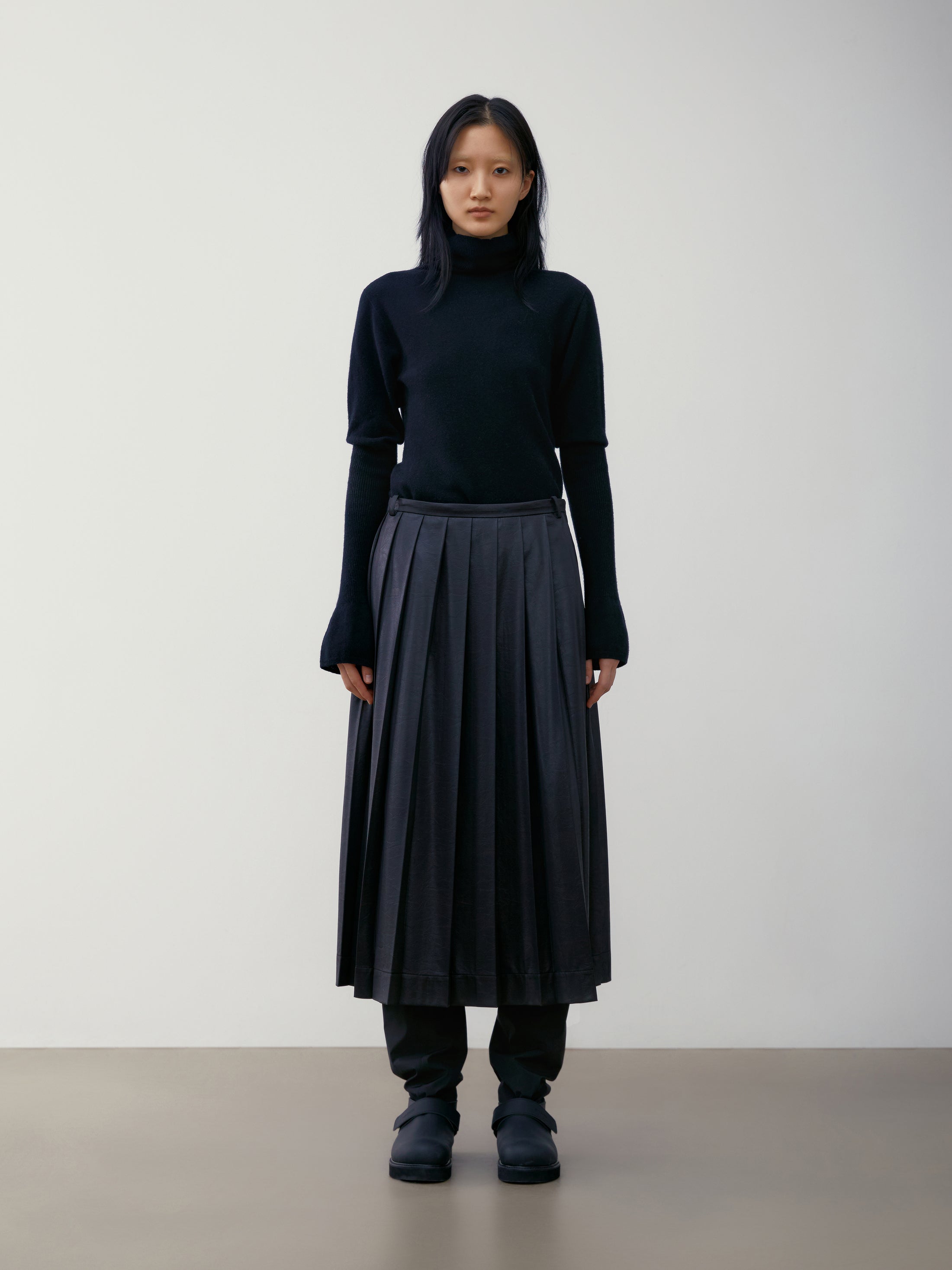 [low_classic] CREASED PLEATED SKIRT
BLACK
