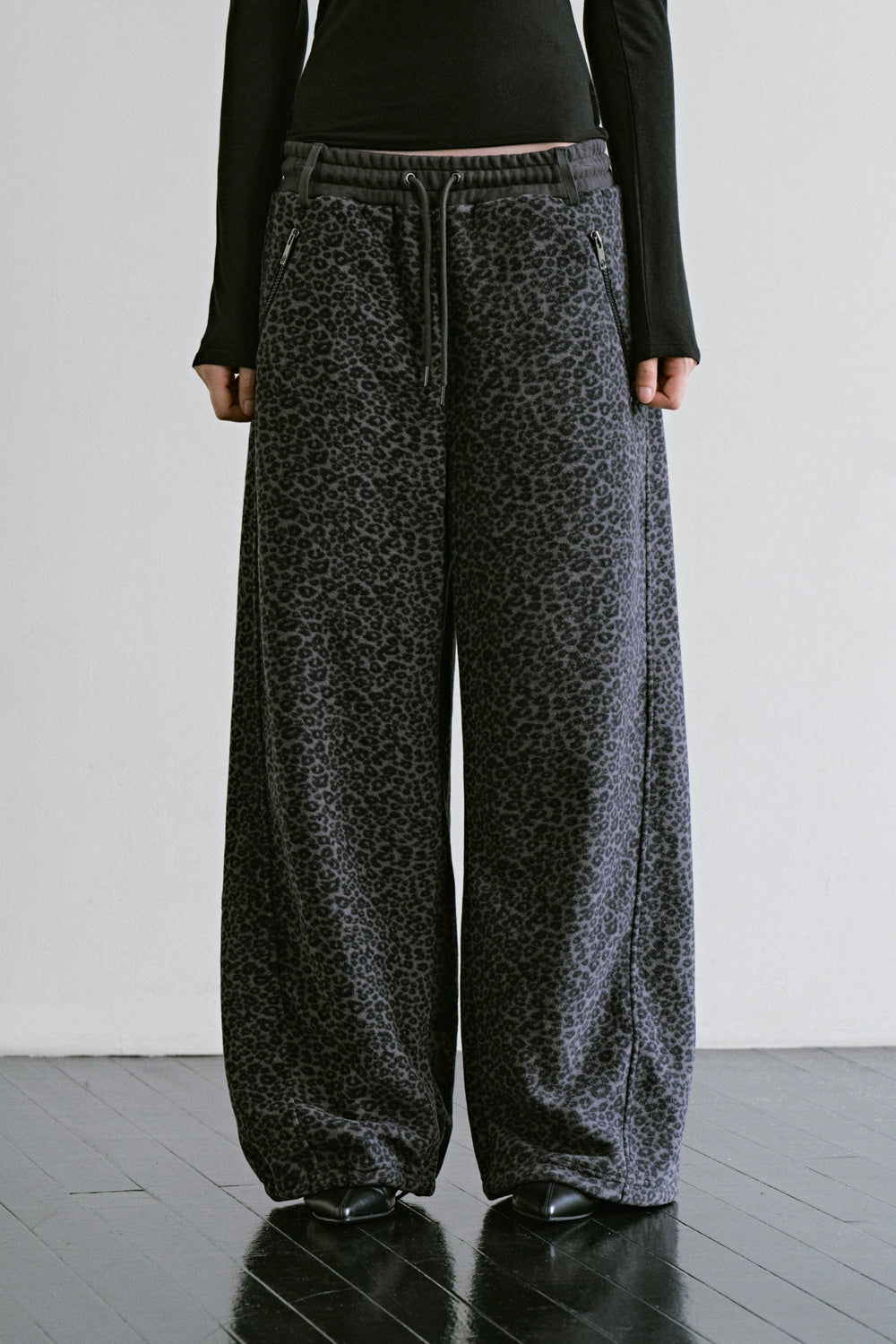 Treemingbird Leopard Fleece Set-up Pants Charcoal