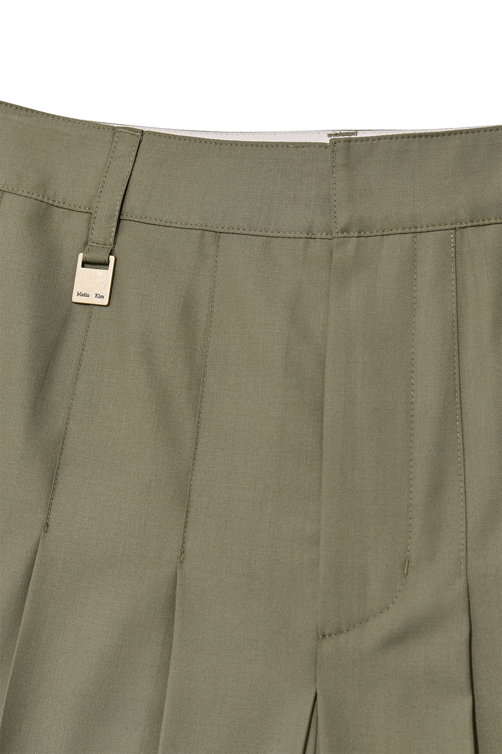 [matinkim] BERMUDA PLEATS SKIRT PANTS IN KHAKI