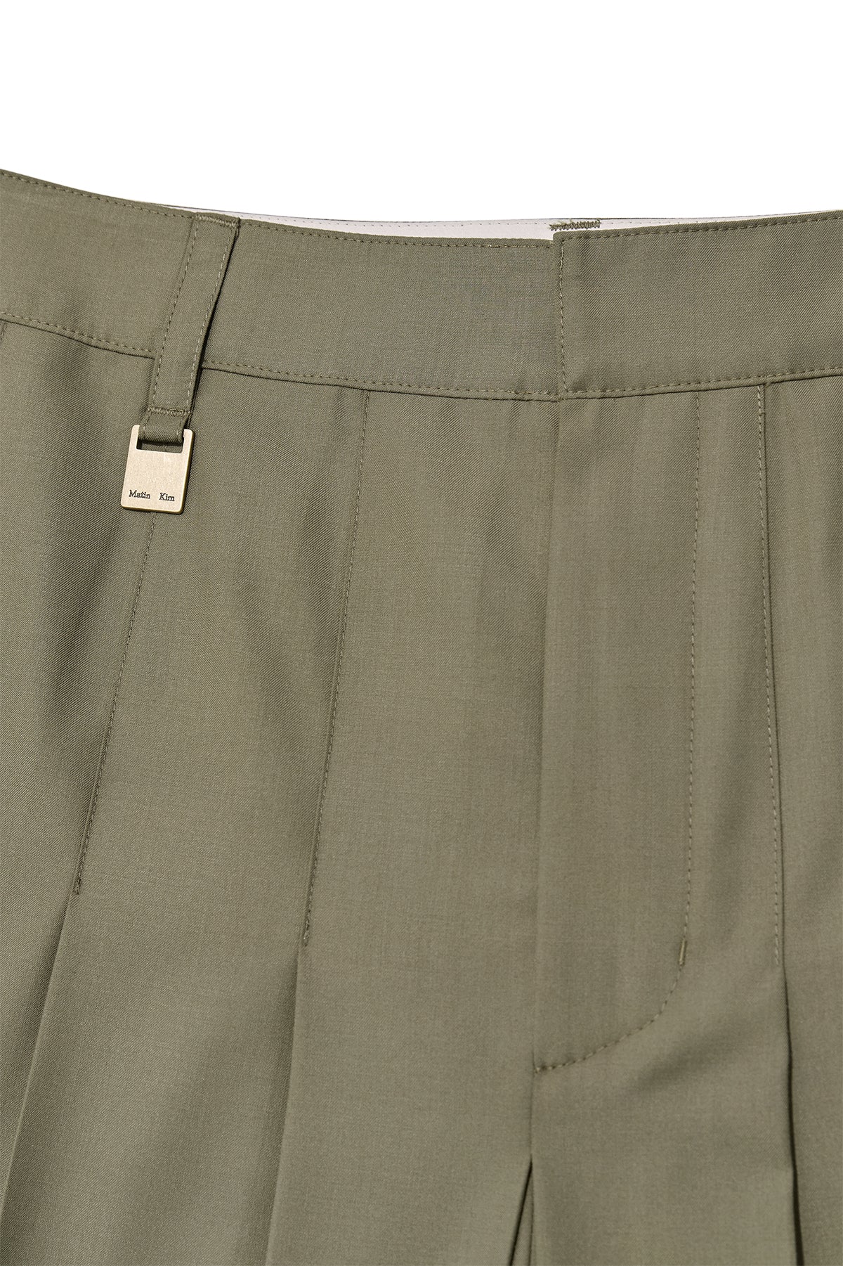 [matinkim] BERMUDA PLEATS SKIRT PANTS IN KHAKI