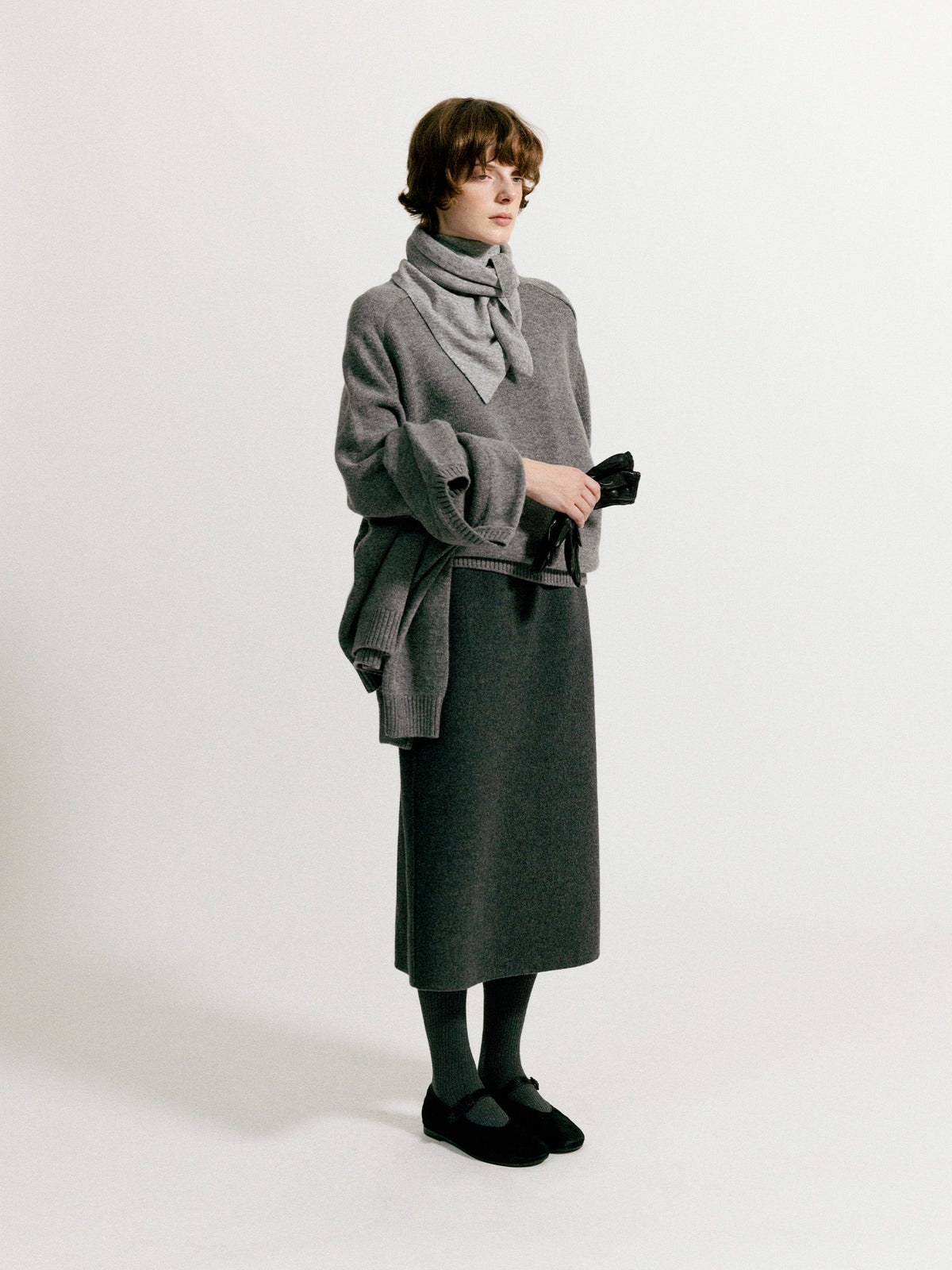 Nothing Written Triangle cashmere muffler (Gray)