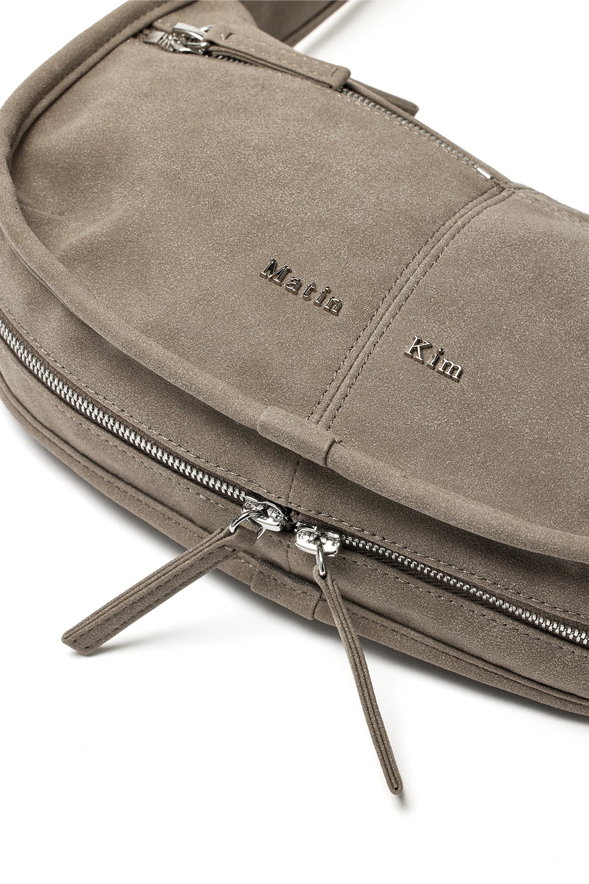 [matinkim] ZIP AROUND SUEDE SHOULDER BAG IN GREY