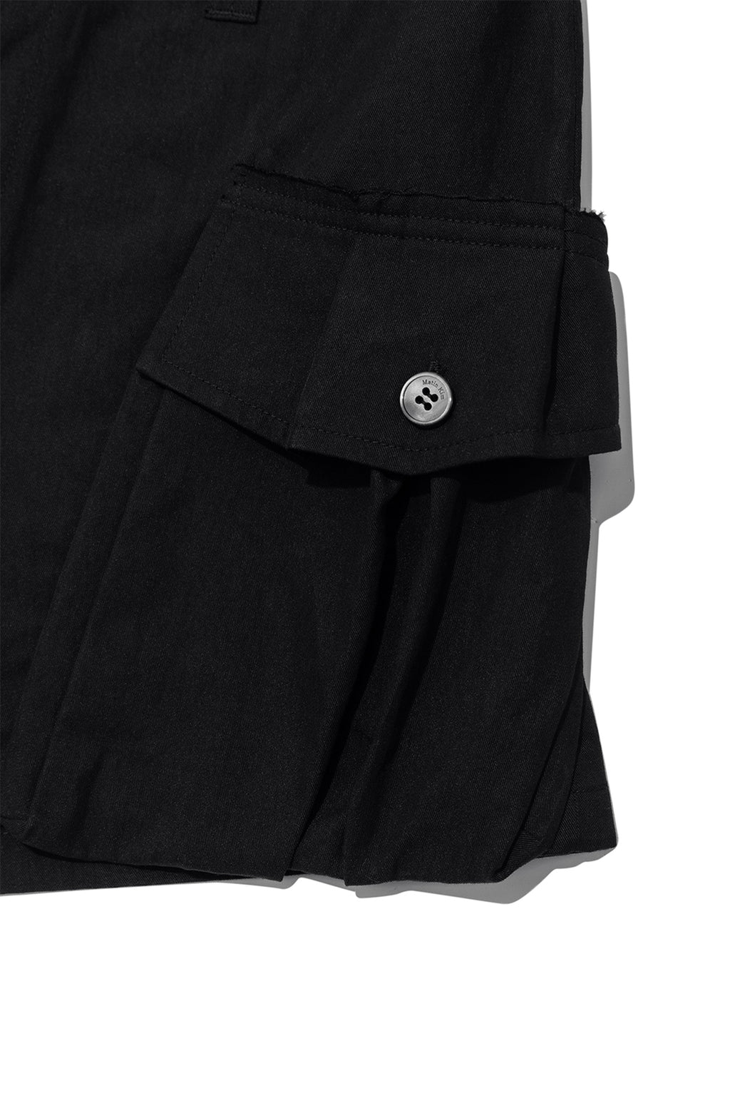 [matinkim] BIG POCKET VOLUME SHORTS IN BLACK