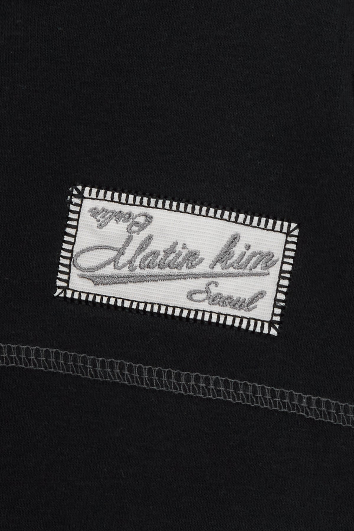 [matinkim] STITCH LABEL CROP SWEATSHIRT IN BLACK