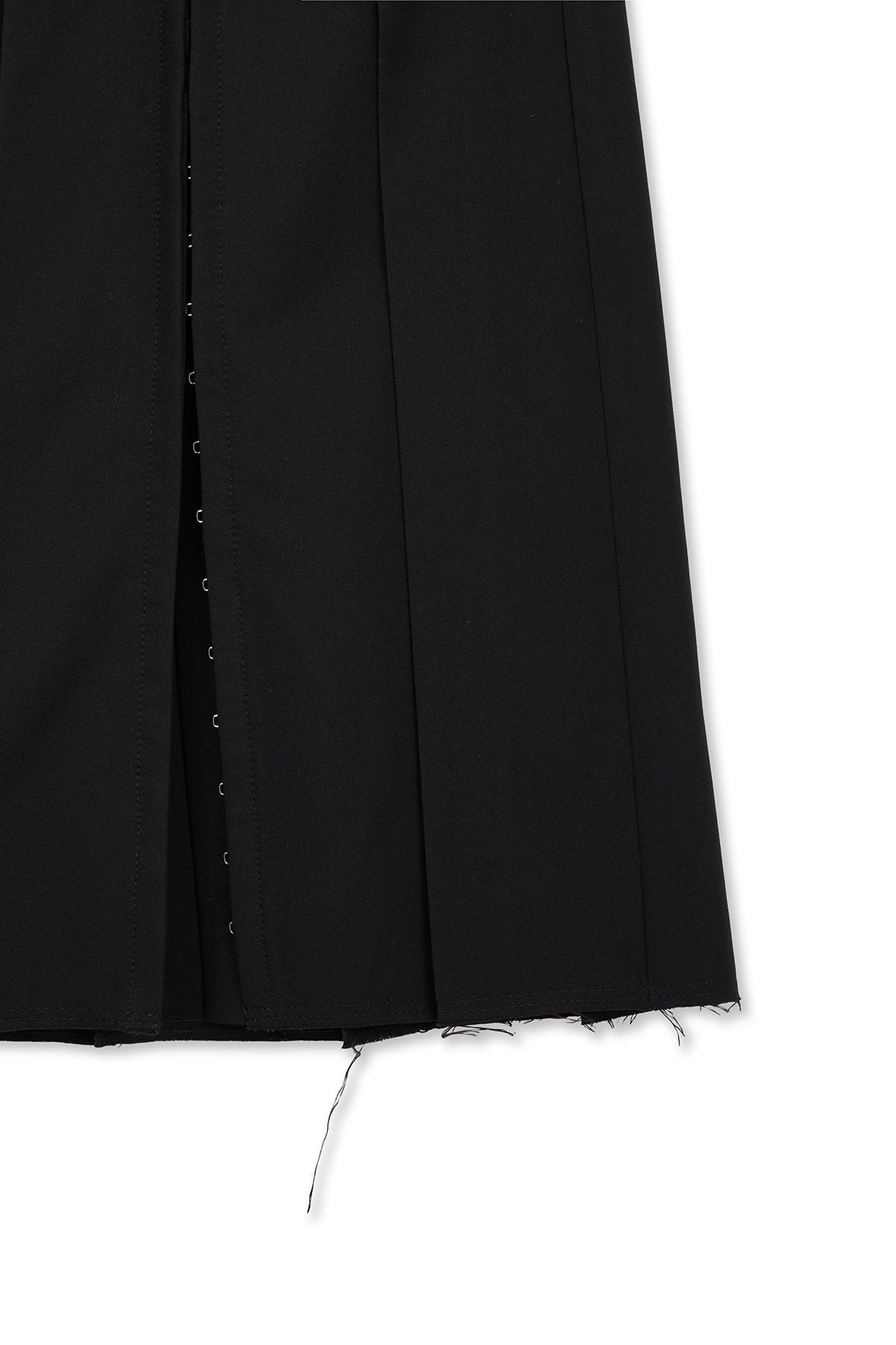 [matinkim] Belted Slit Pleat Skirt IN Black