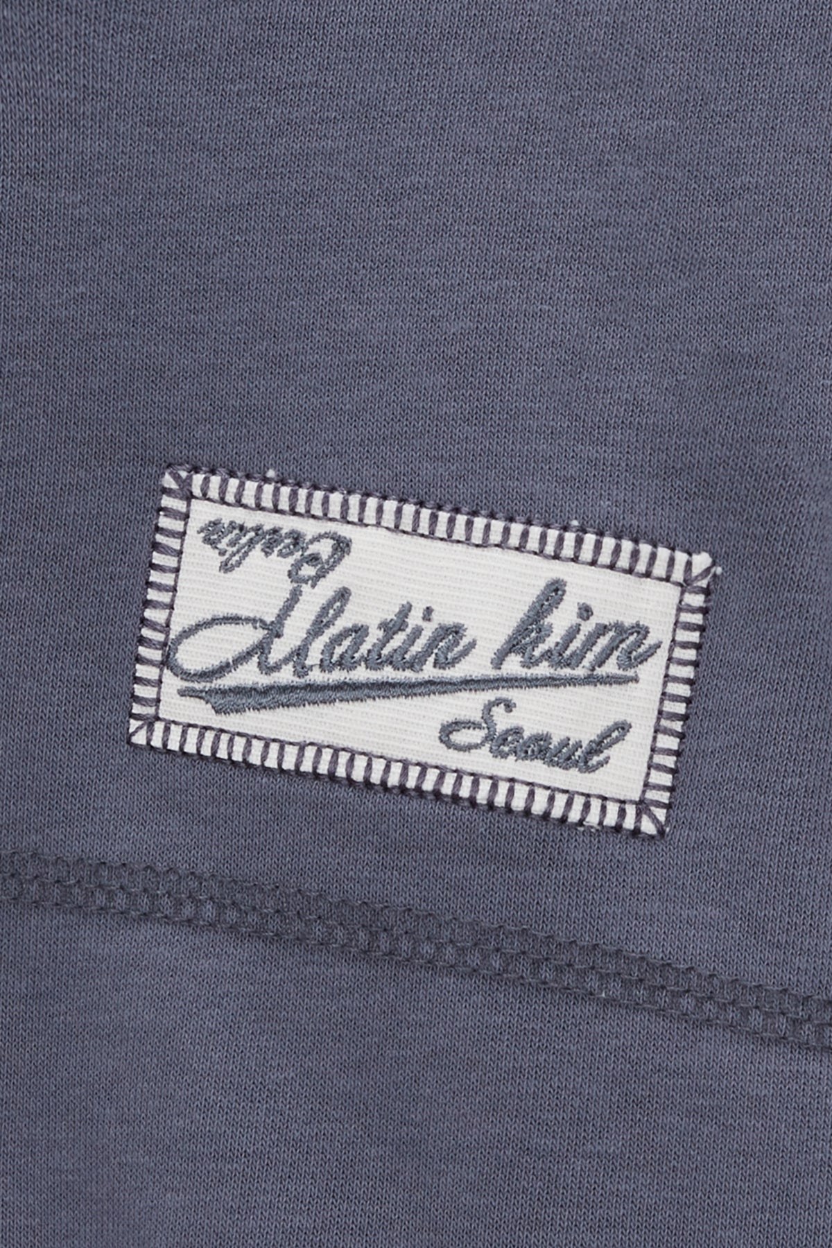 [matinkim] STITCH LABEL CROP SWEATSHIRT IN SMOKE BLUE