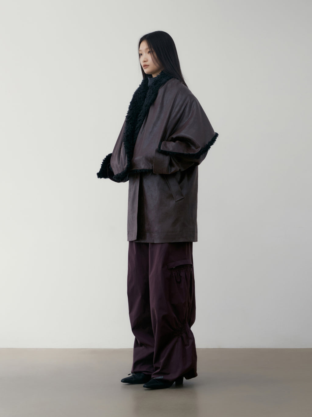 [low_classic] CREASED LEATHER POCKET SHAWL
BROWN