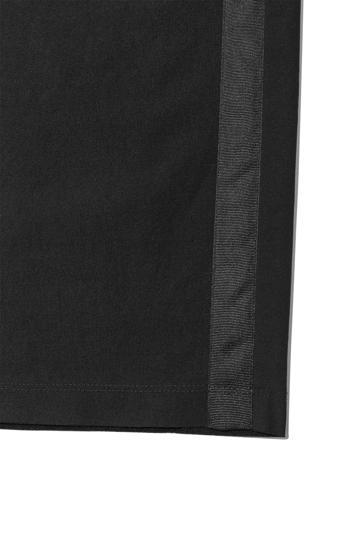 [matinkim] SIDE TAPING BERMUDA PANTS IN BLACK