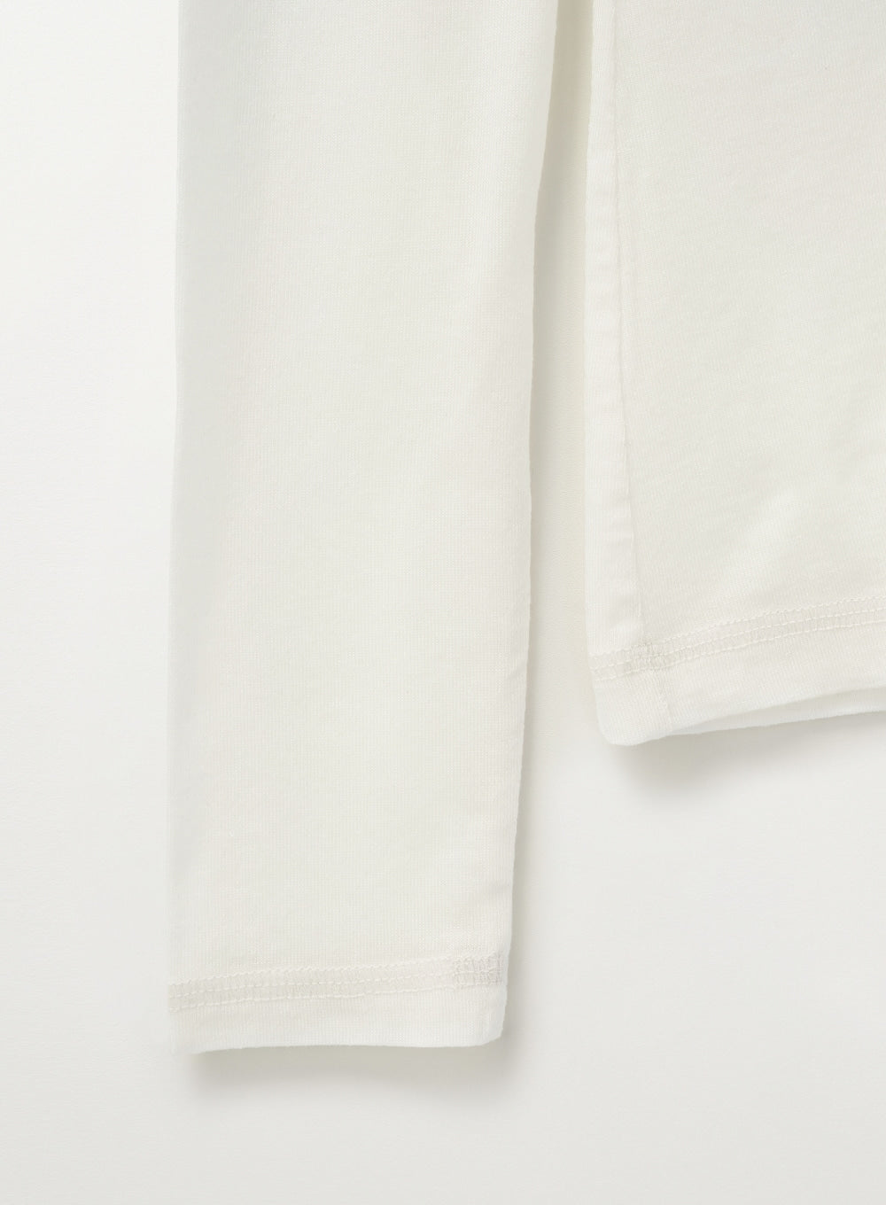 [satur] (W) Crossed Turtle Neck Long Sleeve - White