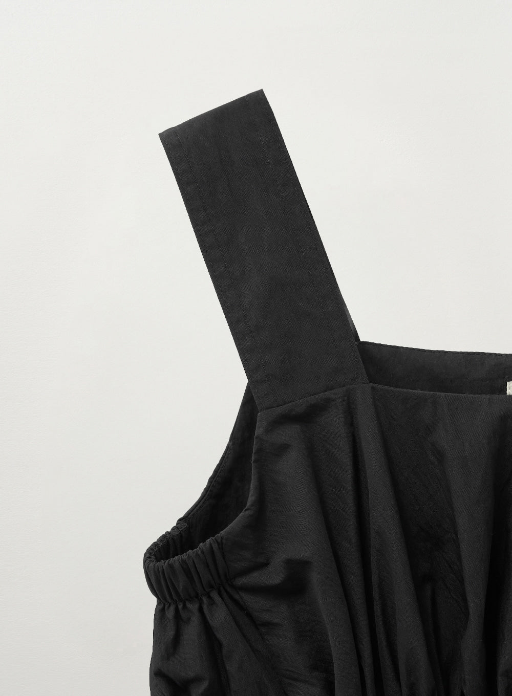 [satur] (W) Balloon Peplum Sleeveless Top - Black