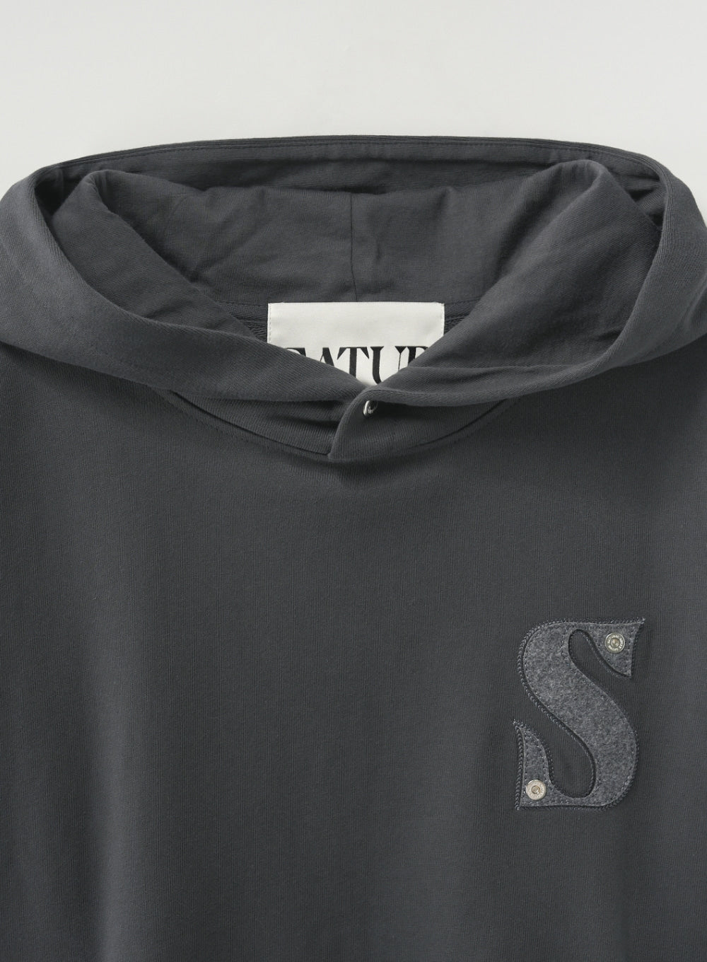 [satur] Small Rivet Applique Pocket Logo Hoodie - Charcoal