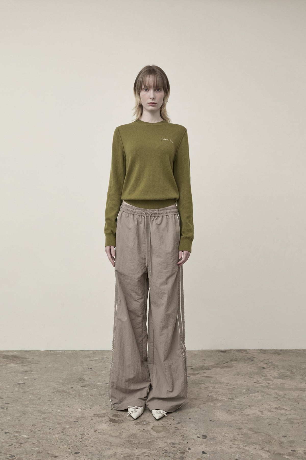 [matinkim] CASHMERE BLENDED ROUND KNIT PULLOVER IN OLIVE
