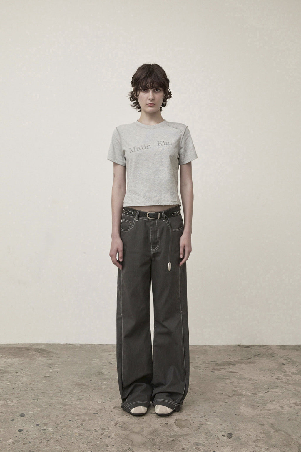 [matinkim] DIAGONAL LOGO REVERSIBLE CROP TOP IN GREY