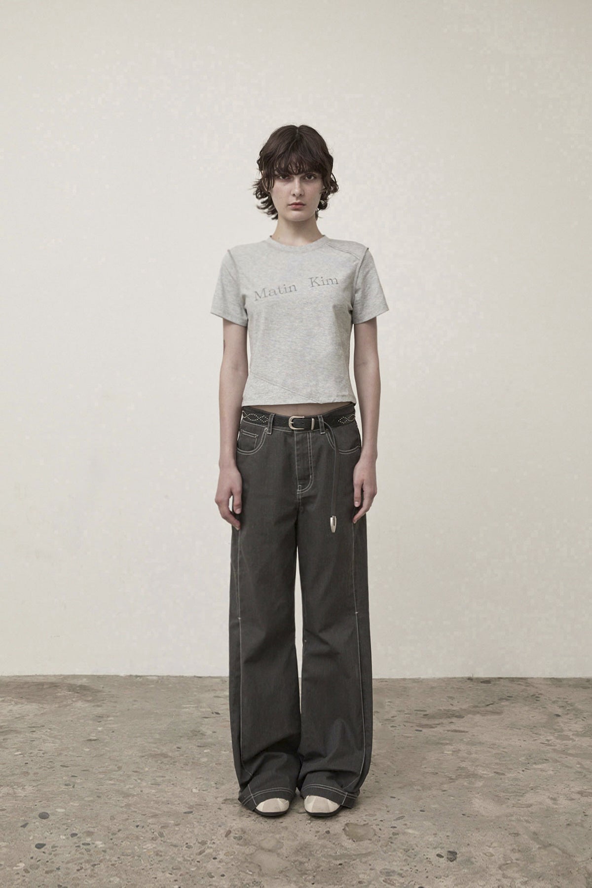 [matinkim] DIAGONAL LOGO REVERSIBLE CROP TOP IN GREY