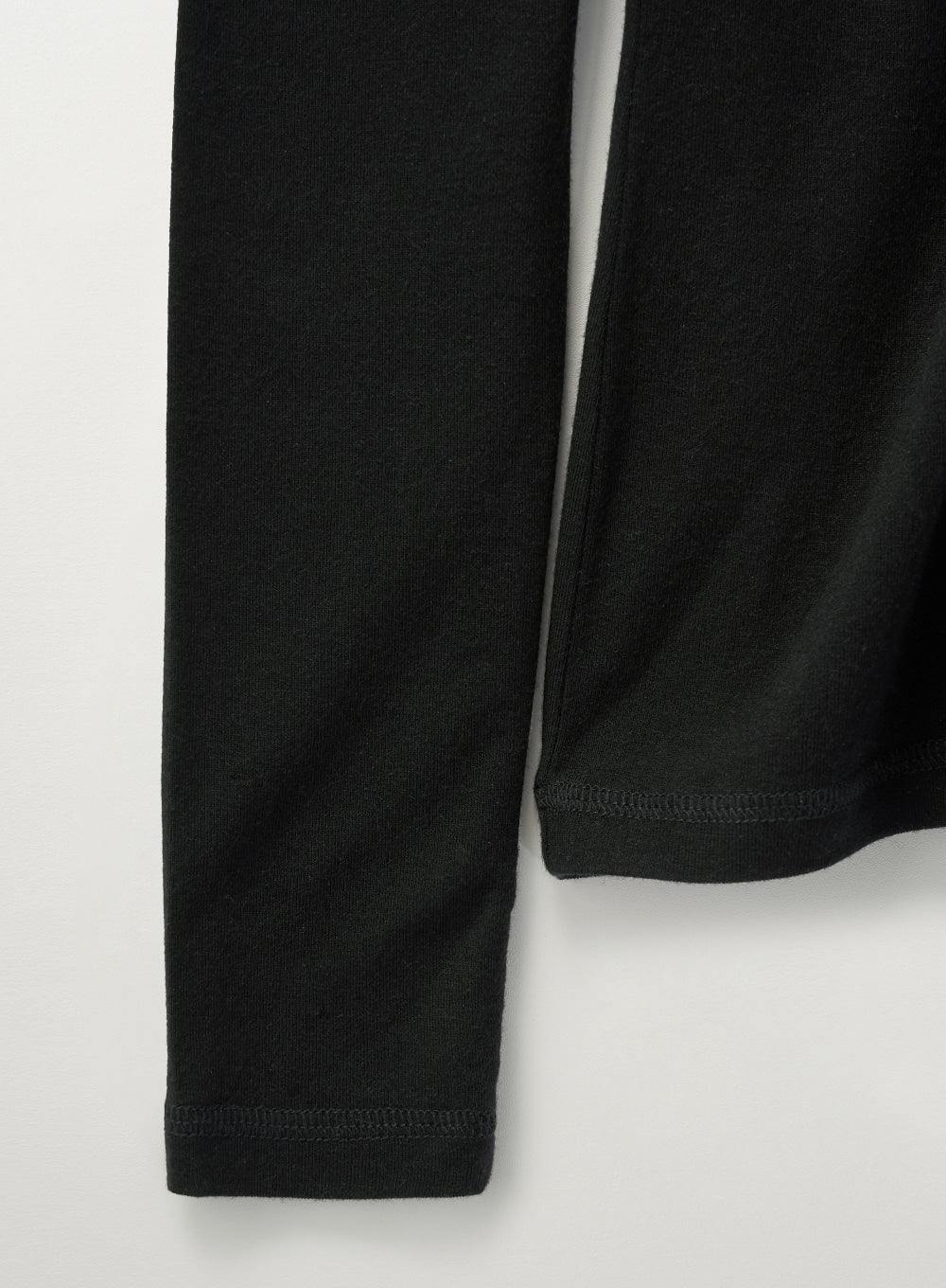 [satur] (W) Crossed Turtle Neck Long Sleeve - Black