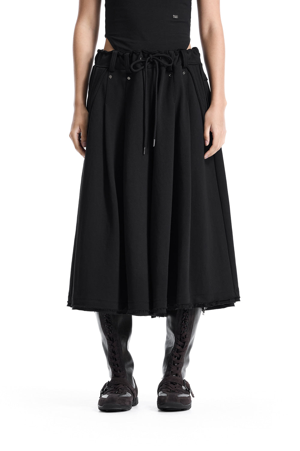 Treemingbird Raw-Edge Pleated Set-Up Bermuda Pants Black
