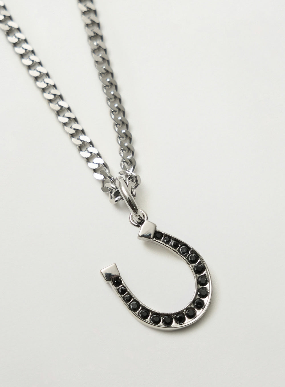 [satur] Lucky Horseshoe Necklace - Black