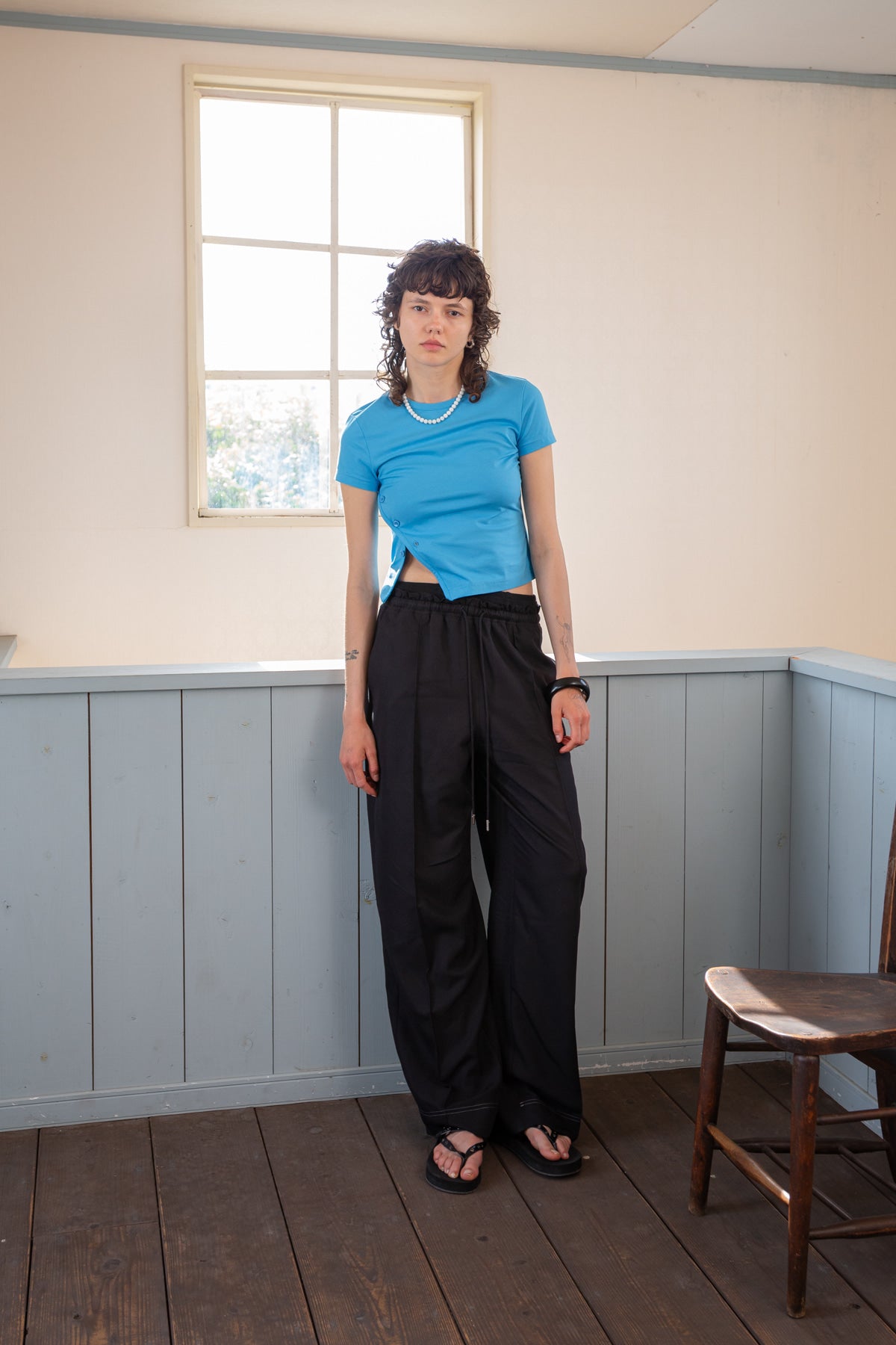 [matinkim] SLIT BUTTON POINT CROP TOP IN BLUE