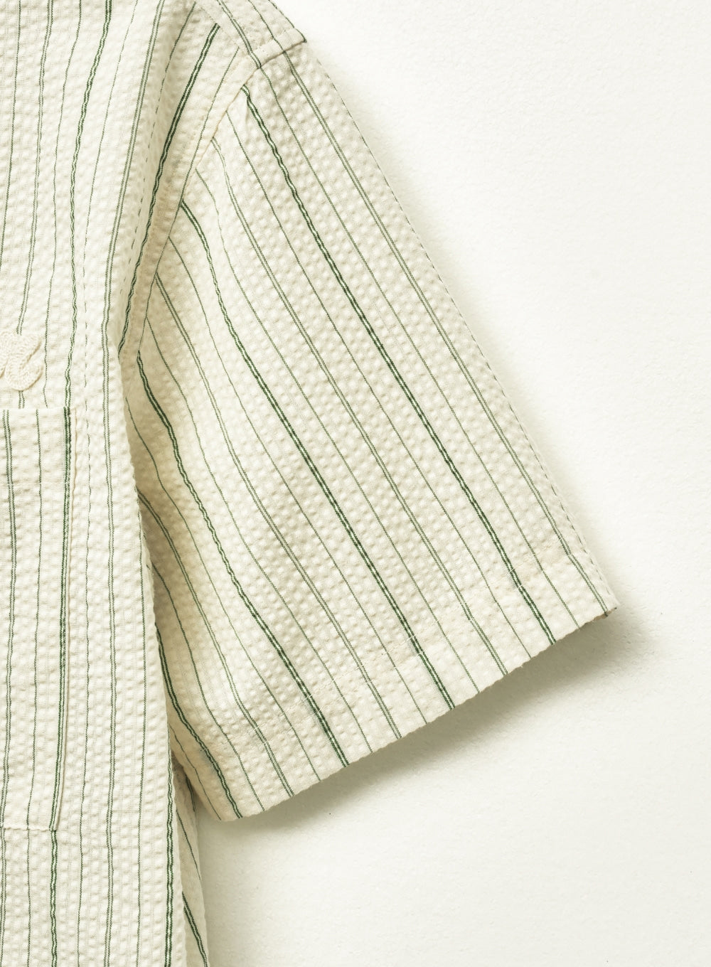 [satur] Natural Seersucker Stripe Half Shirt - Green